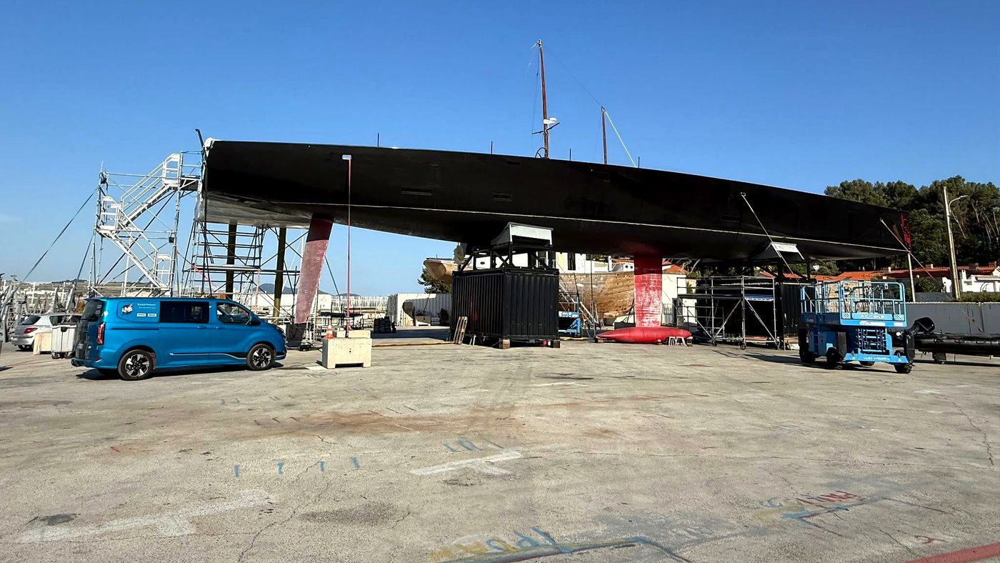 Voilier de course au chantier avec le véhicule LMS