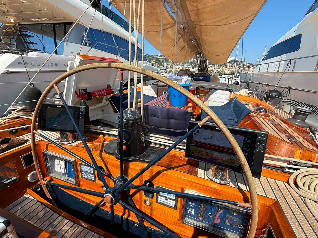 Barre à roue et afficheurs dans un cockpit de voilier classique