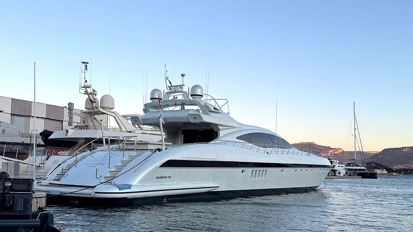Yacht à moteur à quai